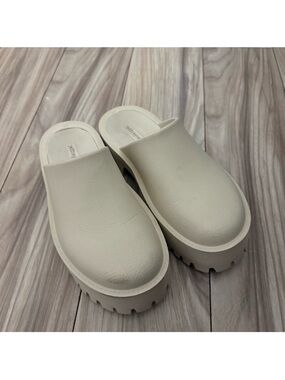 Jeffrey Campbell Cream Clogs size 10